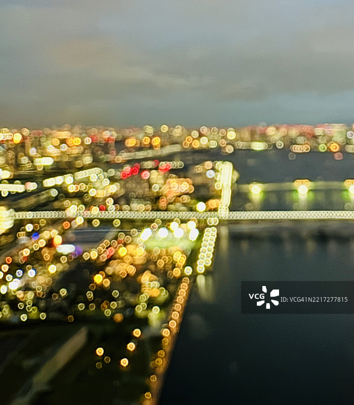 东京夜空俯瞰的散景图像。图片素材