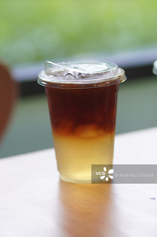 冰柚子黑咖啡在塑料杯中图片素材