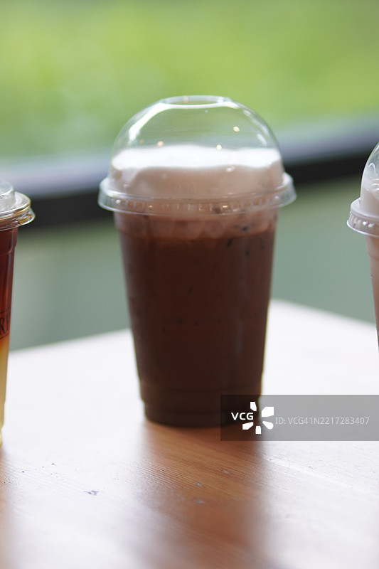 塑料杯中的巧克力冰淇淋图片素材