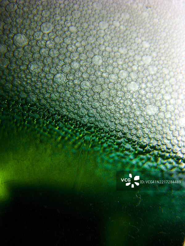 玻璃上的水滴特写。图片素材
