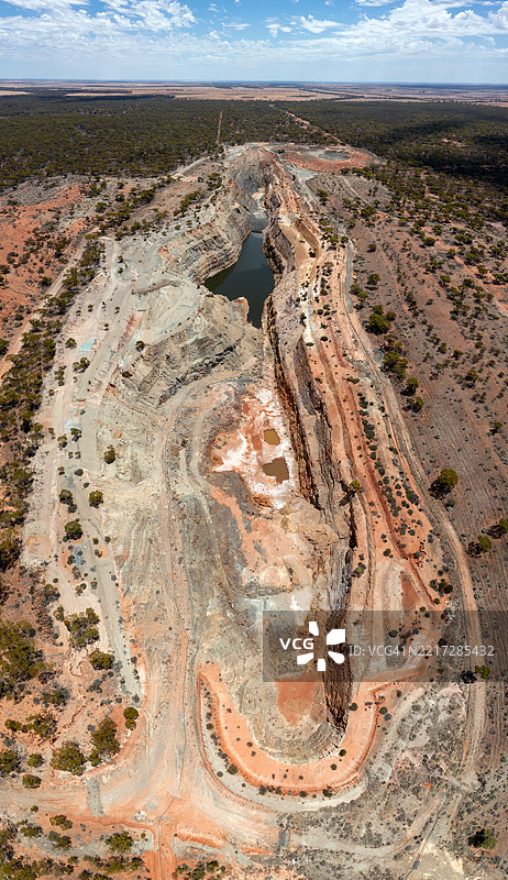 内陆地区一座古老露天金矿的鸟瞰图图片素材
