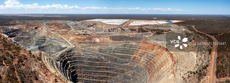 大型活跃金矿的全景鸟瞰图图片素材