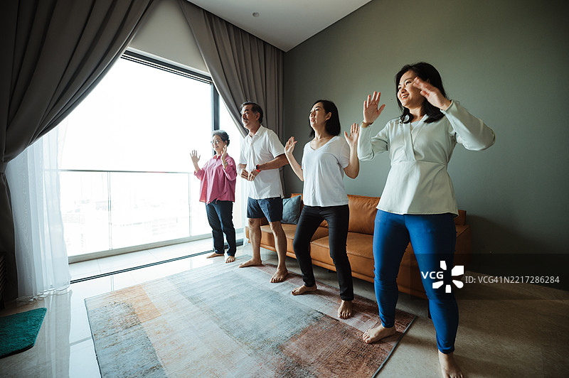 快乐的多代家庭在家一起锻炼图片素材