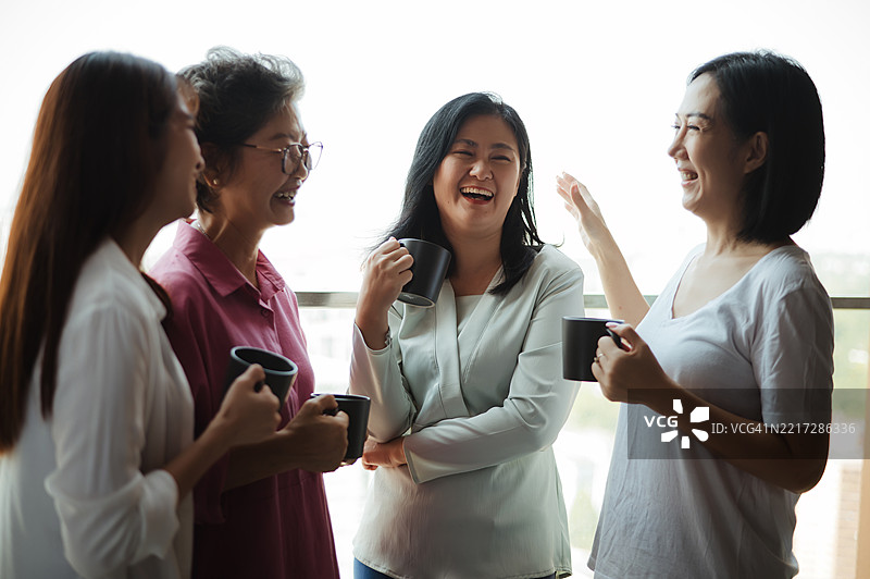 亚洲女性在户外一起享受温暖饮品图片素材