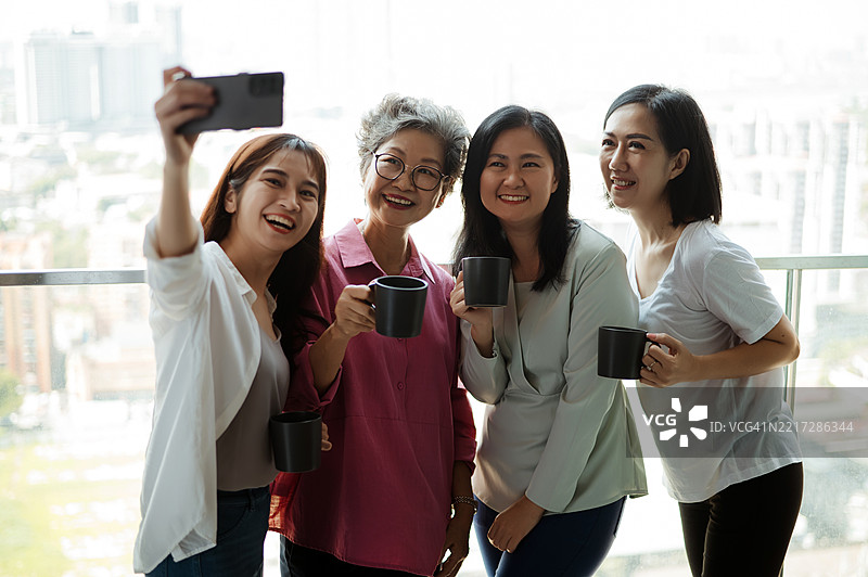 多代女性在户外捕捉晨间回忆图片素材