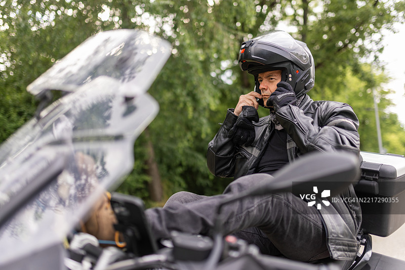 一个男人正在给自己戴安全头盔图片素材