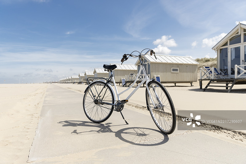 海滩上的自行车图片素材