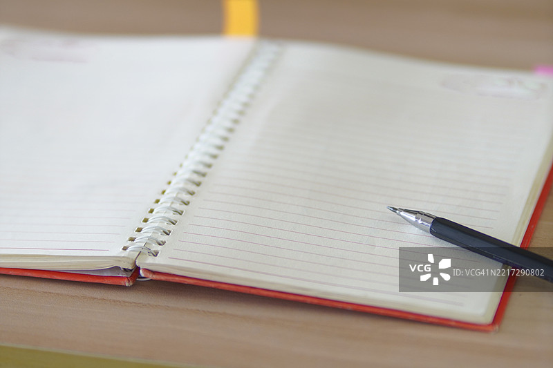 铅笔放在笔记本上图片素材
