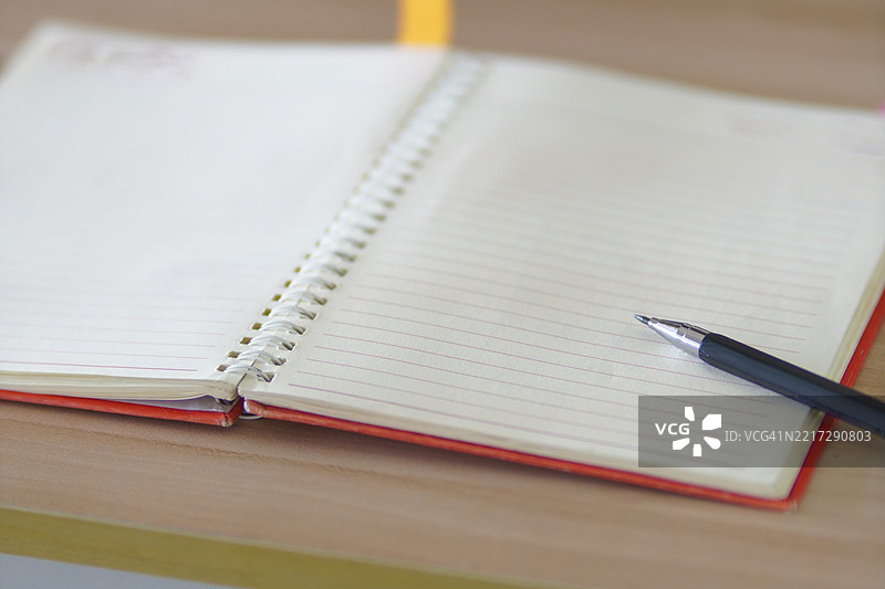 铅笔放在笔记本上图片素材