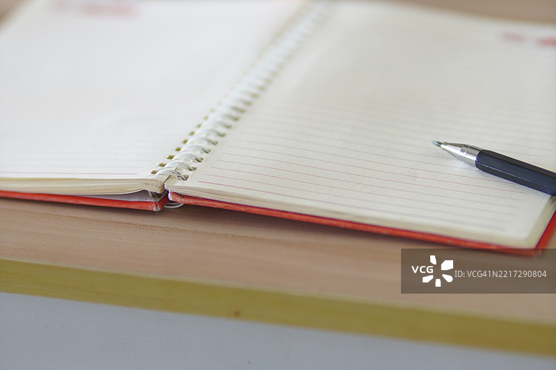 铅笔放在笔记本上图片素材