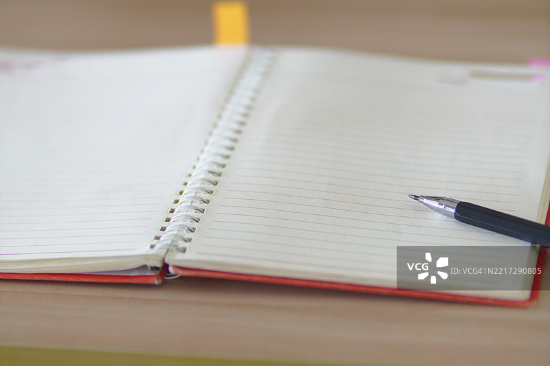 铅笔放在笔记本上图片素材