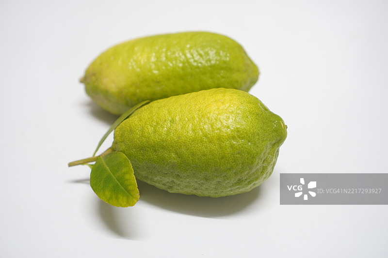 白色背景上的柠檬图片素材