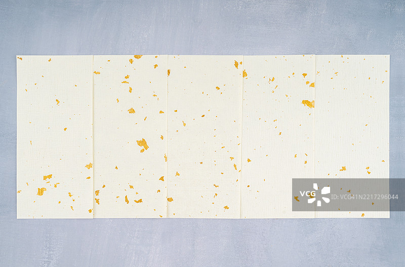 纸张纹理上的闪光金箔背景。图片素材
