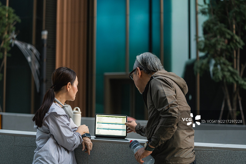 老年夫妇在晨跑后讨论退休计划的特写镜头图片素材