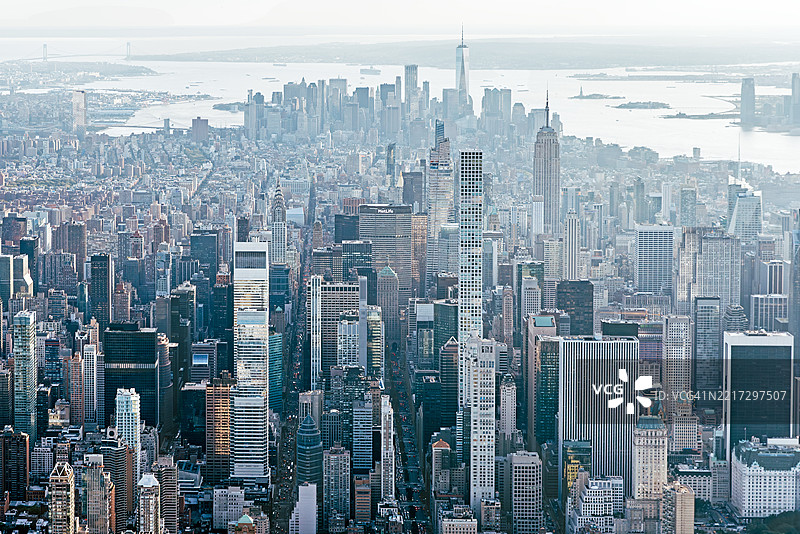 阳光明媚的日子里，从直升机俯瞰纽约市景，USA图片素材