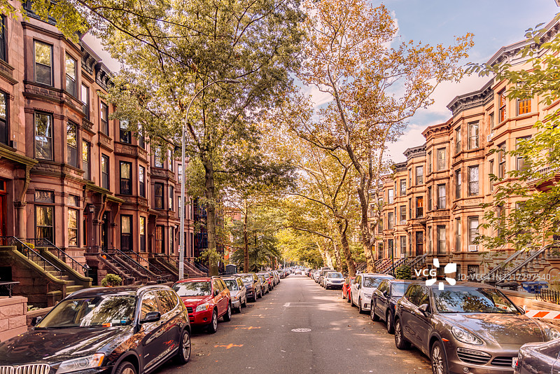 布鲁克林公园坡秋季的棕石联排别墅街道，纽约市，美国图片素材