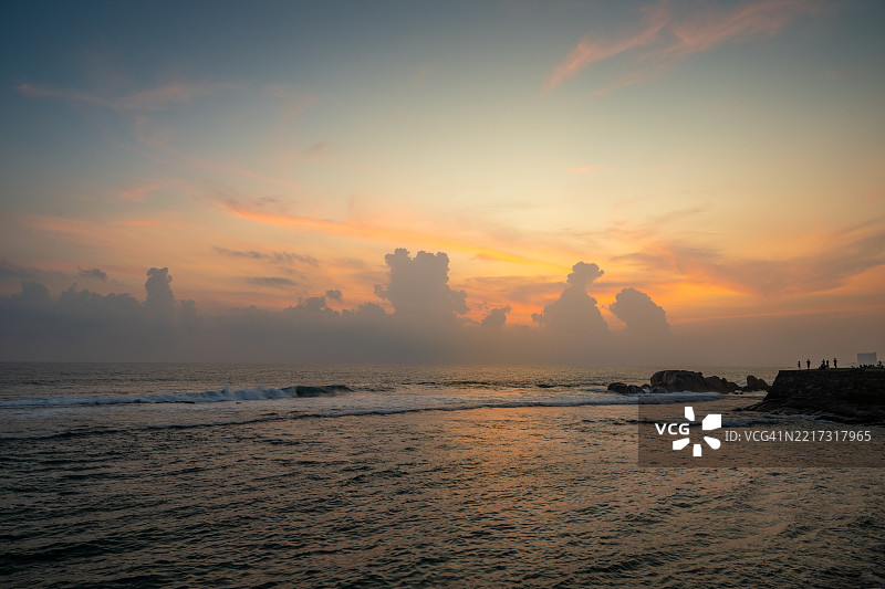 宁静海岸海景下的日落图片素材