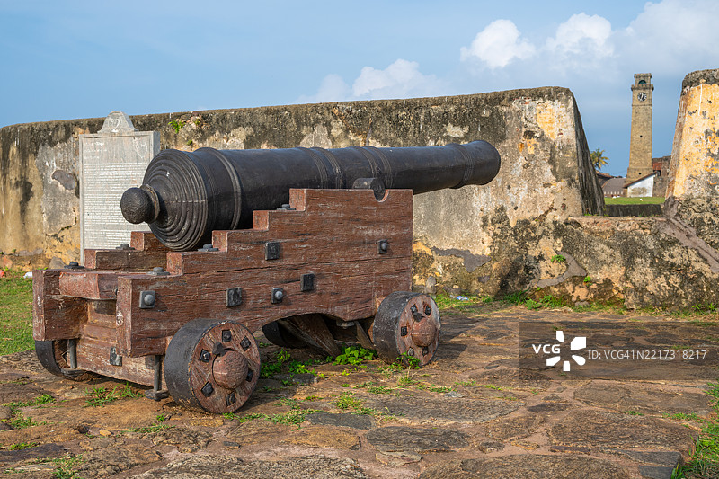 古老的大炮在堡垒墙上图片素材
