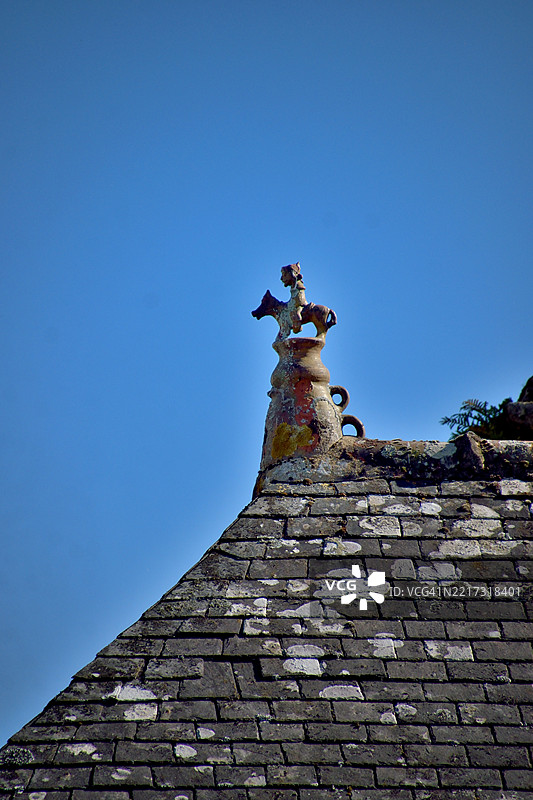 罗什福尔昂特尔，房屋屋顶上的骑士细节图片素材
