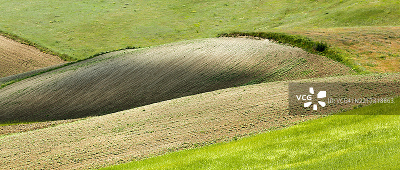 层叠波浪起伏的山坡田野图片素材