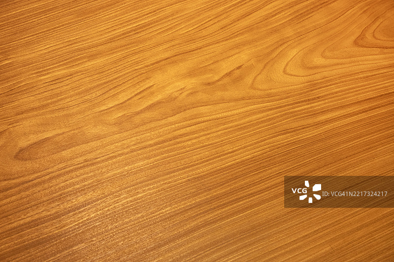 带有纹理图案的木质表面。木材的纹理清晰可见，颜色为棕色。图片素材