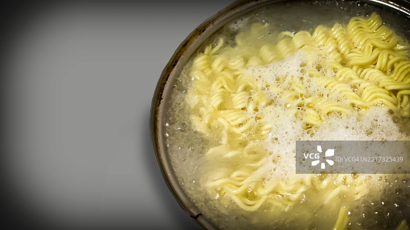 浸泡在开水中的面条碗图片素材