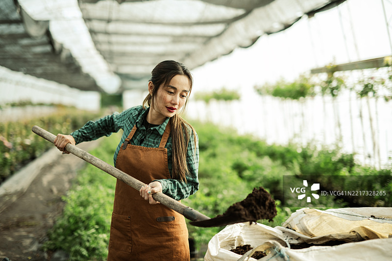 女性农民为她的小生意努力工作。图片素材