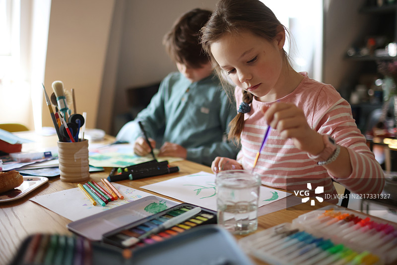 兄妹在家里做手工艺品图片素材