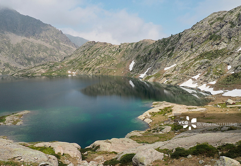 美丽的绿湖在法国梅尔坎图国家公园图片素材