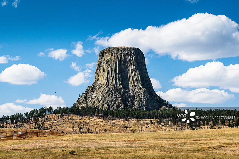 美丽的土地与天空的风景，恶魔塔，怀俄明州，美国图片素材