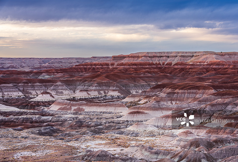 云层天空下的风景鸟瞰图，亚利桑那州温斯洛，美国图片素材