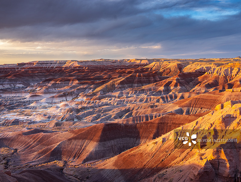 云层天空下的风景鸟瞰图，亚利桑那州温斯洛，美国图片素材