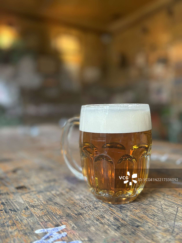 匈牙利布达佩斯桌上的啤酒杯特写图片素材
