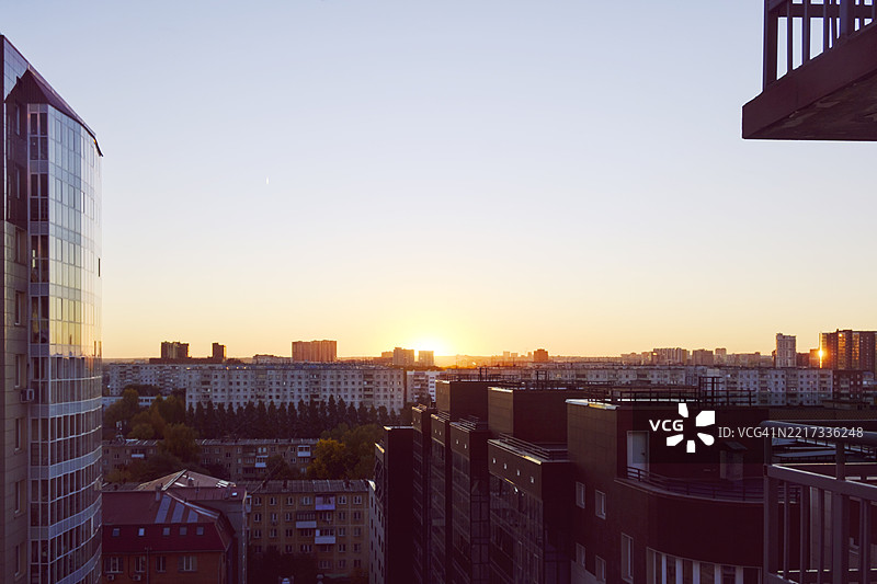 浪漫时刻，日出时分，沉睡城市的地平线上。图片素材