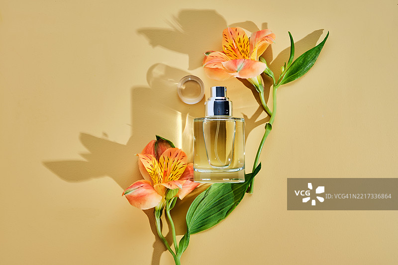米色背景上配有百合花的发雾或香水图片素材