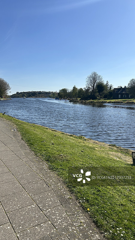 阳光明媚的日子里，恩尼斯基伦的河滨步道，北爱尔兰，英国图片素材