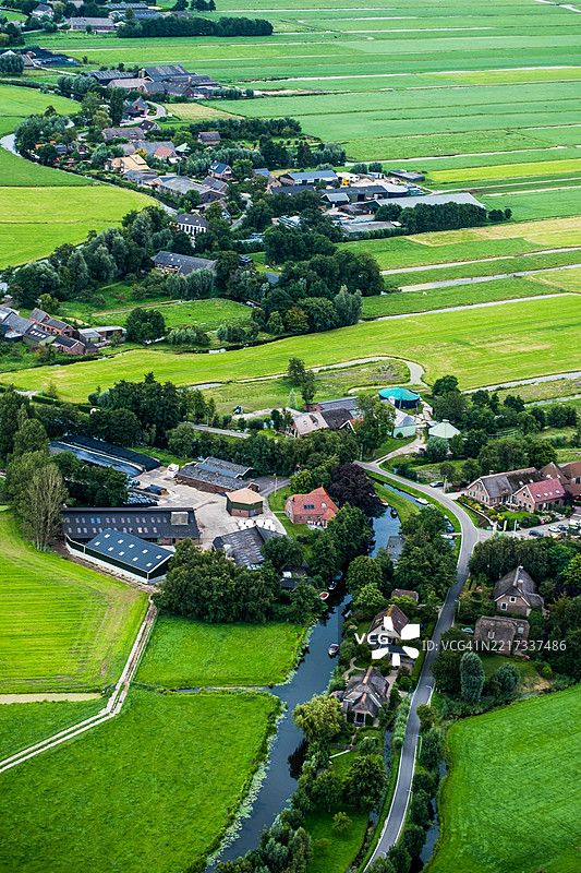 高角度视图的树木和建筑物图片素材