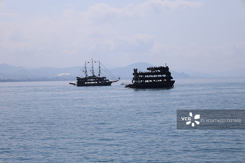 海上船只的剪影与天空相映图片素材