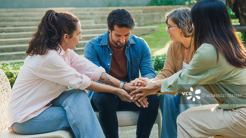 多元化的人群在公园中参与支持性团体治疗会议，分享个人故事和建议，以促进心理健康和康复。心理健康社区概念。图片素材