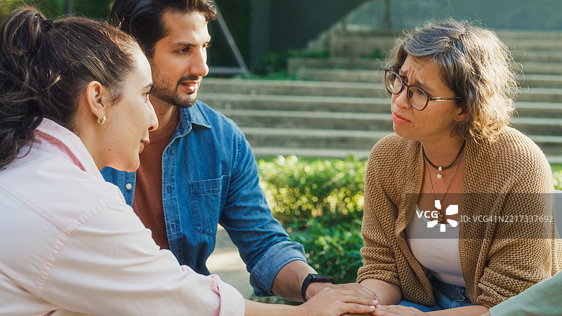 多元化的人群在公园中参与支持性团体治疗会议，分享个人故事和建议，以促进心理健康和康复。心理健康社区概念。图片素材