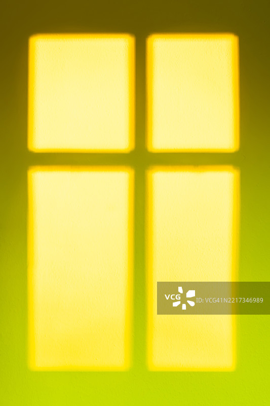 绿色墙壁上的窗帘阴影图片素材