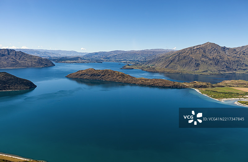 新西兰瓦纳卡湖的格伦杜湾及周围山脉的鸟瞰图图片素材