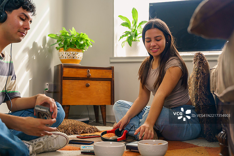 青少年在家用卡带播放器听音乐图片素材