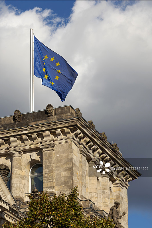 德国首都柏林的国会大厦（德意志联邦议院）上飘扬着欧盟旗帜图片素材