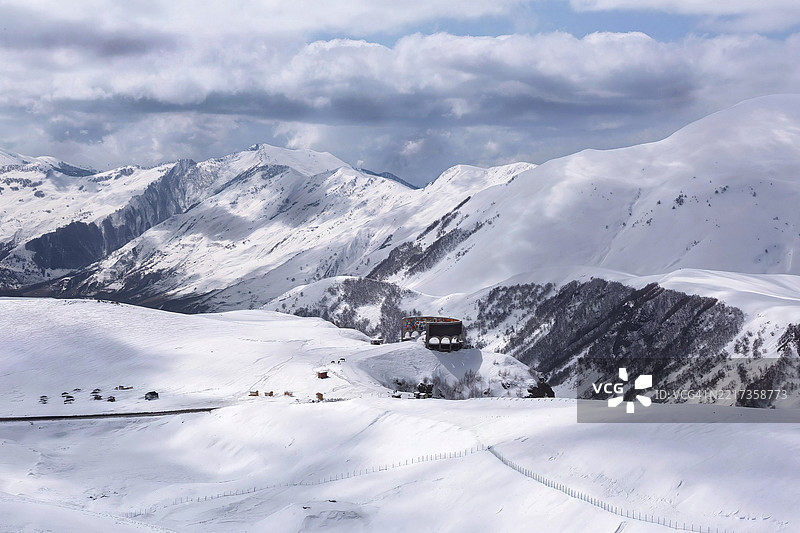 雪覆盖的山脉美景图片素材
