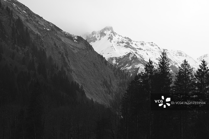 德国雪山与晴空的美丽景色图片素材