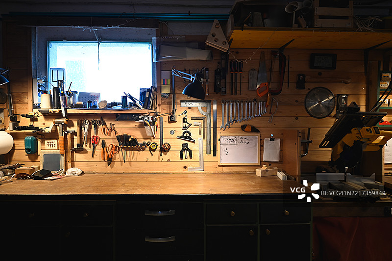 木匠的工作坊，展示各种工具和设备，体现工艺水平图片素材