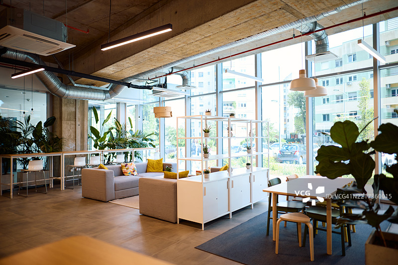现代共享办公空间，配有舒适的沙发和会议桌图片素材