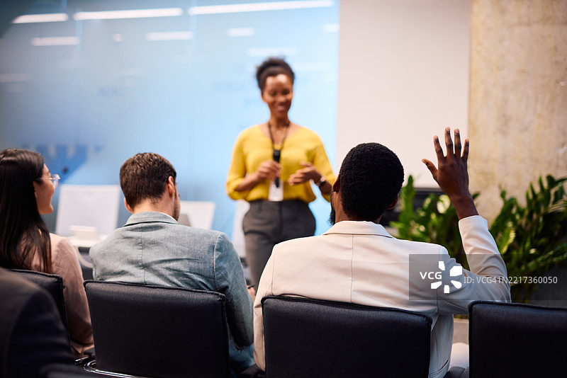 商人在会议上举手向发言者提问图片素材