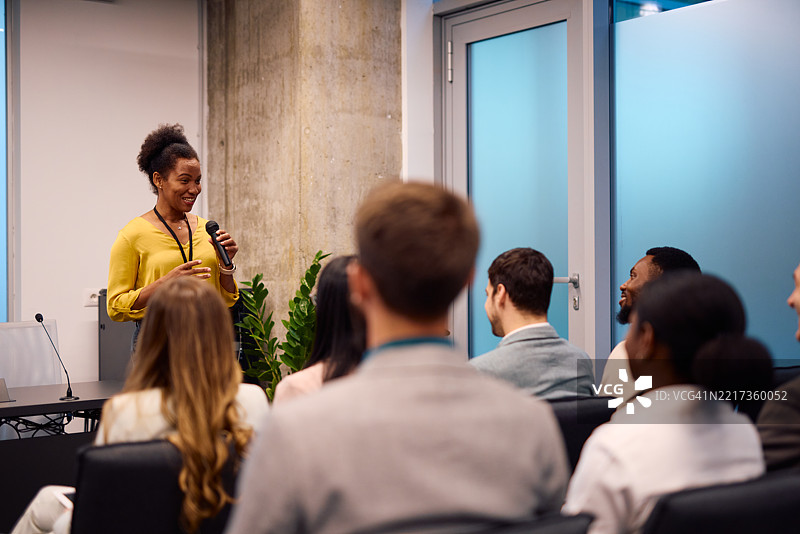 自信的女商人在现代办公室进行演示图片素材